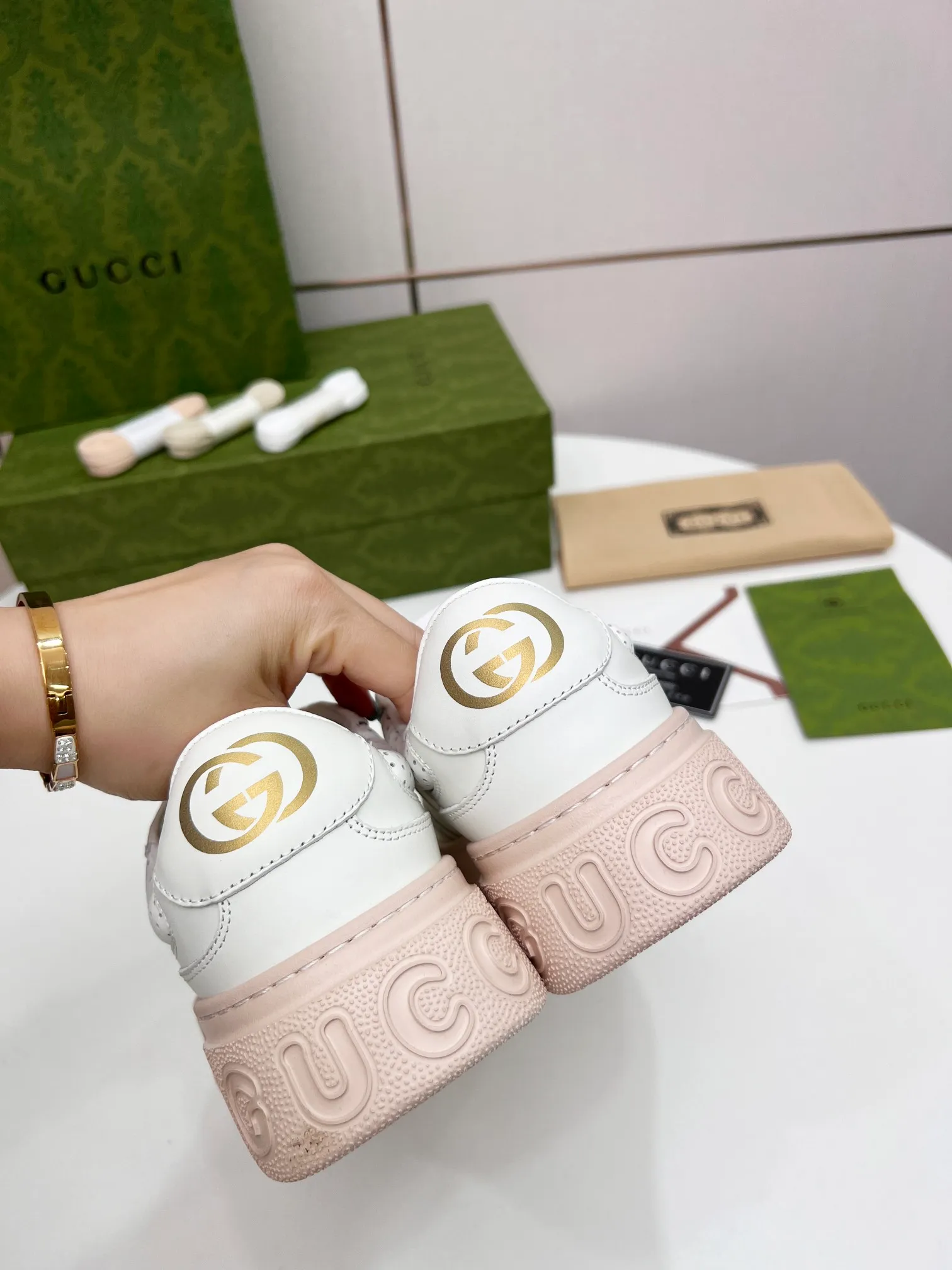 👟👟Ex-factory price 480👟👟 Women's Shoes Women's Clothing Women's Shoes Women's Clothing Gucci - the new Chunky lightweight soft thick sole sports series! G's biscuit shoes for couples, Gucci counter style, and Gucci catwalk style! The style design is light, luxurious and retro...thick sole increases height...similar to an upgraded version of classic white shoes! Original customized cowhide fabric (classic old floral fabric, perforation, embossing process) original foam lightweight outsole, GG Logo on the heel, 4cm thick sole, classic Gucci webbing... Women's 35-40